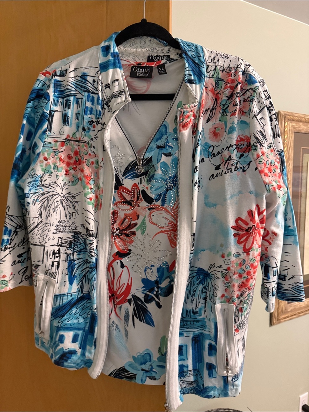 Onque Casuals White Floral V-Neck Tunic & jacket w/ Blue and Coral Flowers